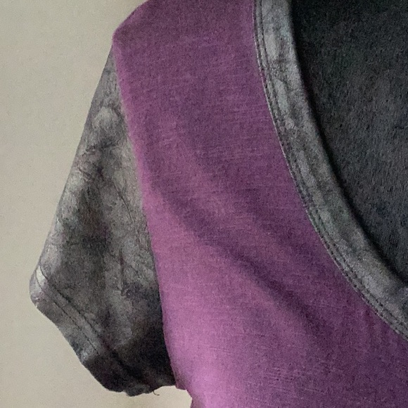 Like new Calvin Klein tee - Picture 2 of 5